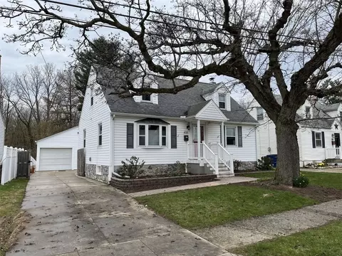 433 Lake Cliff Dr, Erie, PA 16511