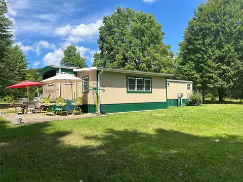 8571 Plymouth Ln, Jamestown, PA 16134