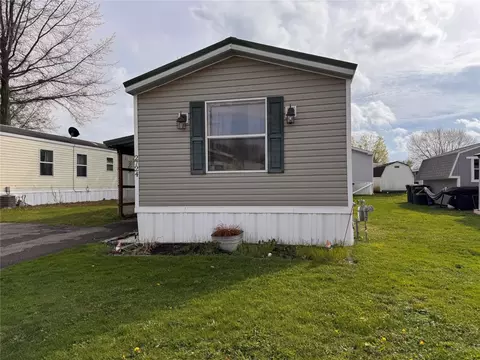 2724 Green Acre Dr, Erie, PA 16506