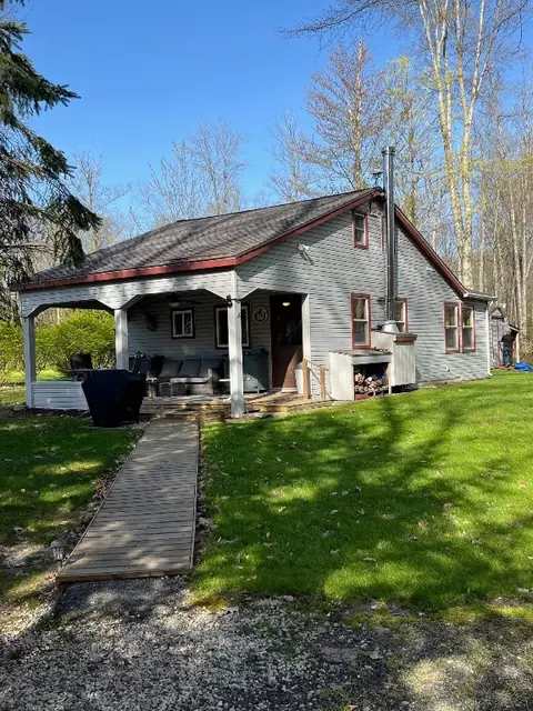 8766 Quaker Ln, Espyville, PA 16424