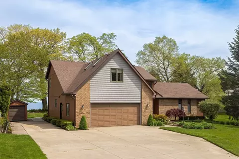 11312 Lakeside Dr, North East, PA 16428