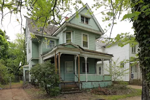 633 W 10th St, Erie, PA 16502