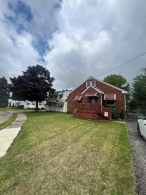 1420 Maple Leaf Dr, Erie, PA 16508