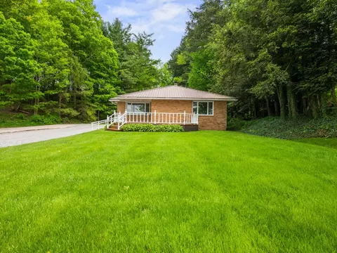 12052 Lake Dr, Conneaut Lake, PA 16316
