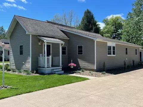 5976 Glade Dr, Erie, PA 16509