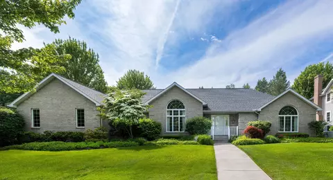 5230 Walnut Ridge Dr, Erie, PA 16506