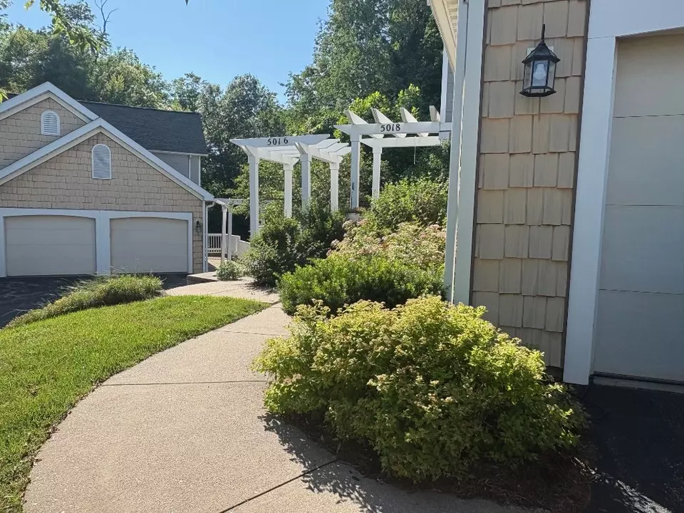 5016 N Oakridge Cir, Erie, PA 16509 photo 1