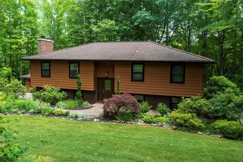 6061 Saddlehorn Dr, Erie, PA 16506