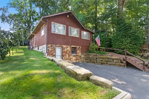 10598 Cherokee Trl, Conneaut Lake, PA 16316