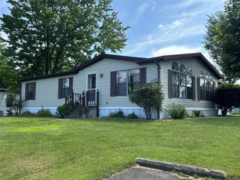 8205 Cloveridge Dr, Erie, PA 16509