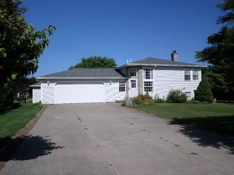 5286 Waterhouse Dr, Erie, PA 16510