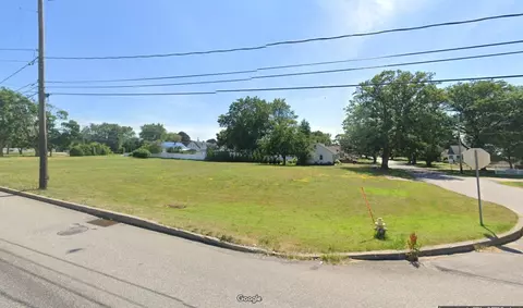 2420 Peninsula Dr, Erie, PA 16506