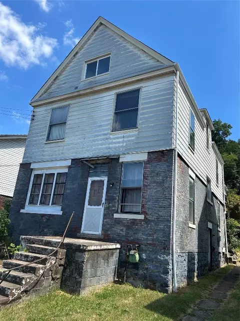 5 Union St, Out Of Area, PA 15205