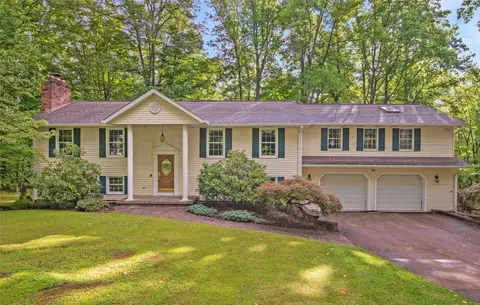 6051 Saddlehorn Dr, Erie, PA 16506