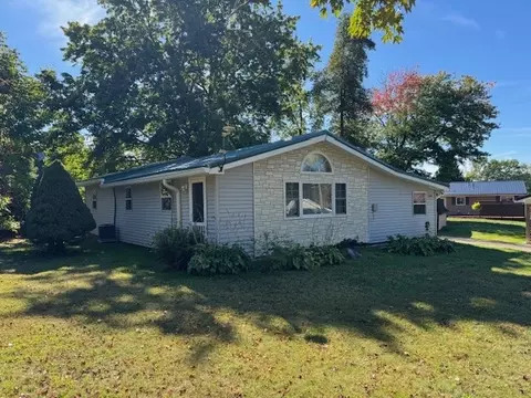 11694 Oakfield Dr, Conneaut Lake, PA 16316
