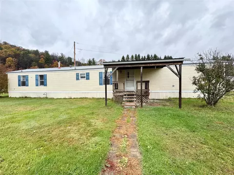 15 Carriage Dr, Youngsville, PA 16371