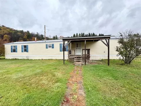 15 Carriage Dr, Youngsville, PA 16371