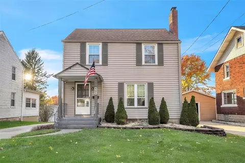 901 Bon Air Dr, Sharon, PA 16146