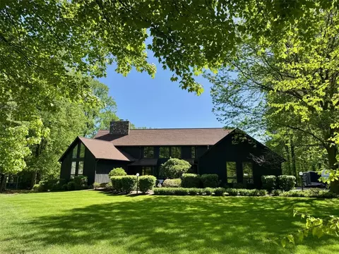 251 Wolf Point Dr, Erie, PA 16505
