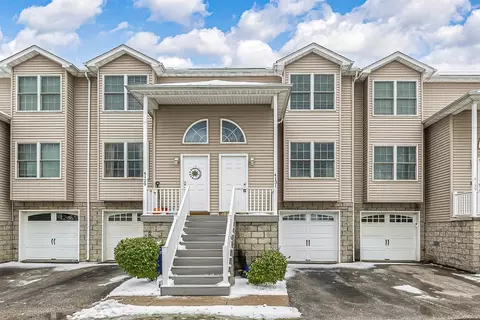 4131 Wood Hills Dr, Erie, PA 16502