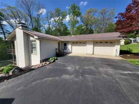 1294 Carmont Dr, Meadville, PA 16335