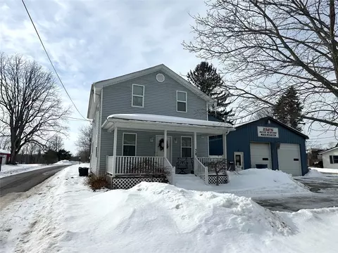 28 Chestnut St, Girard, PA 16417