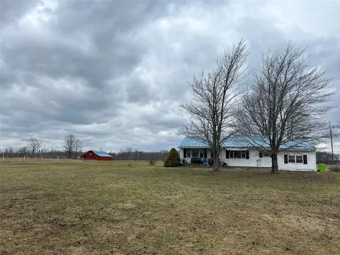 22197 S Beaver Rd, Conneautville, PA 16406
