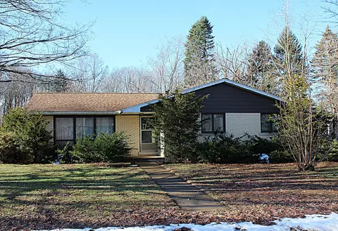 2718 Wellington Rd, Erie, PA 16506