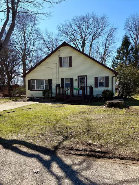 10227 Elm St, Lake City, PA 16423