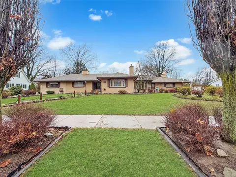 520 Shawnee Dr, Erie, PA 16505