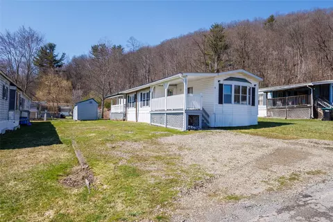 5 Edgewood Dr, Youngsville, PA 16371