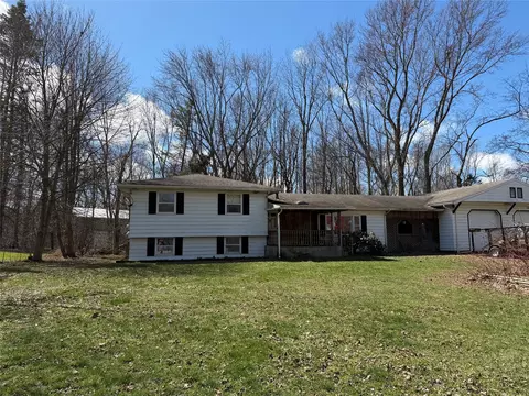 7520 White Birch Ln, Erie, PA 16509