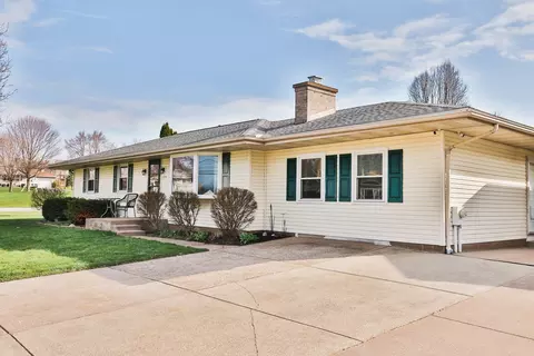 2775 Hrinda Dr, Erie, PA 16506