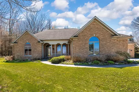 6930 Honey Ln, Erie, PA 16509