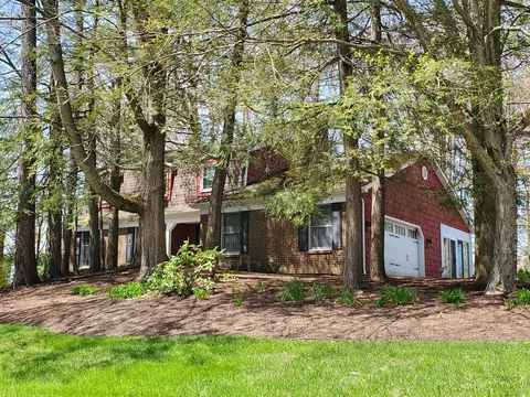 4284 Neptune Dr, Erie, PA 16506
