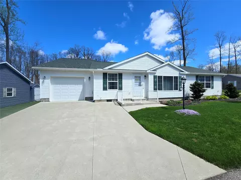 5461 Champagne Ct, Girard, PA 16417