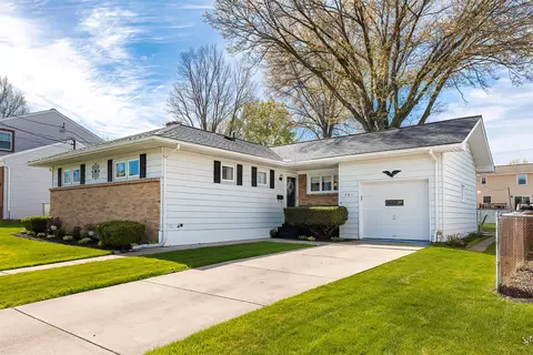 701 Pin Oak Dr, Erie, PA 16504