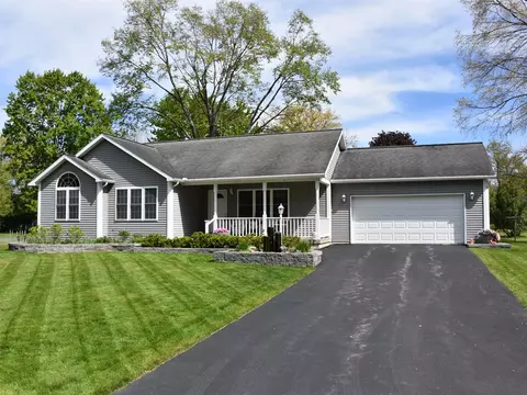 12556 Hickory Dr, Conneaut Lake, PA 16316