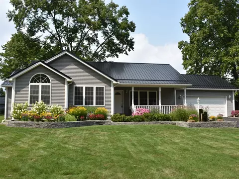 12556 Hickory Dr, Conneaut Lake, PA 16316