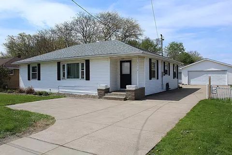 2312 Peninsula Dr, Erie, PA 16506