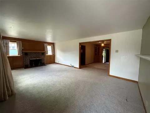 Living - 549 Wayne St, Corry, PA 16407 photo 4 of 10