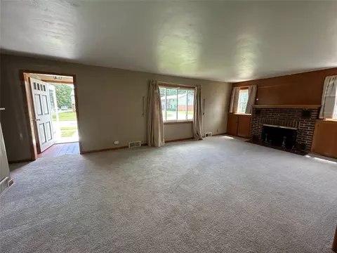 Living - 549 Wayne St, Corry, PA 16407 photo 2 of 10