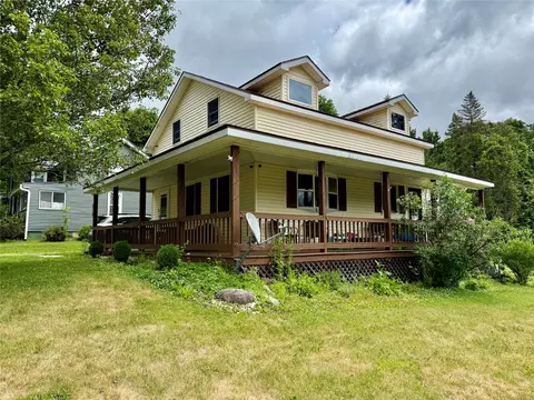 157 W 4th St, Waterford, PA 16441