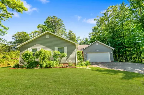 1743 E 43rd St, Erie, PA 16510