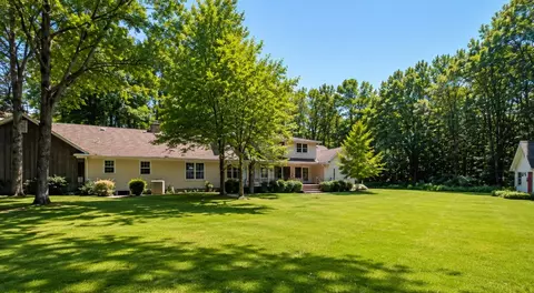 7100 Bargain Rd, Erie, PA 16509