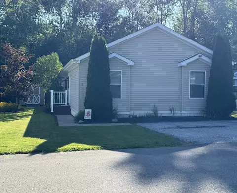 8 Bernwood Dr, Mckean, PA 16426