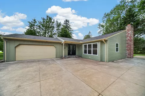6742 Walnut Creek Dr, Fairview, PA 16415