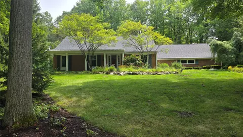 5665 Winthrop Dr, Erie, PA 16506