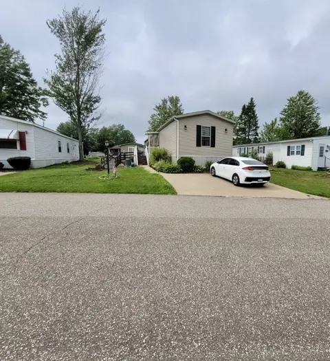 8204 Willow Glen Dr, Erie, PA 16509