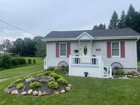 561 Wayne St, Corry, PA 16407 photo 2